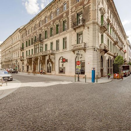 Experience City Nightlife From A Sleek Lavish Pad Lejlighed Budapest Eksteriør billede