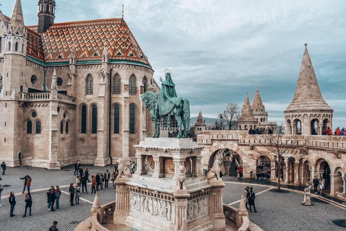 Experience City Nightlife From A Sleek Lavish Pad Lejlighed Budapest Eksteriør billede