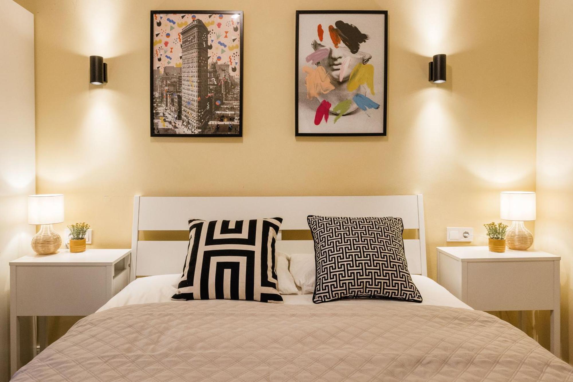 Experience City Nightlife From A Sleek Lavish Pad Lejlighed Budapest Eksteriør billede