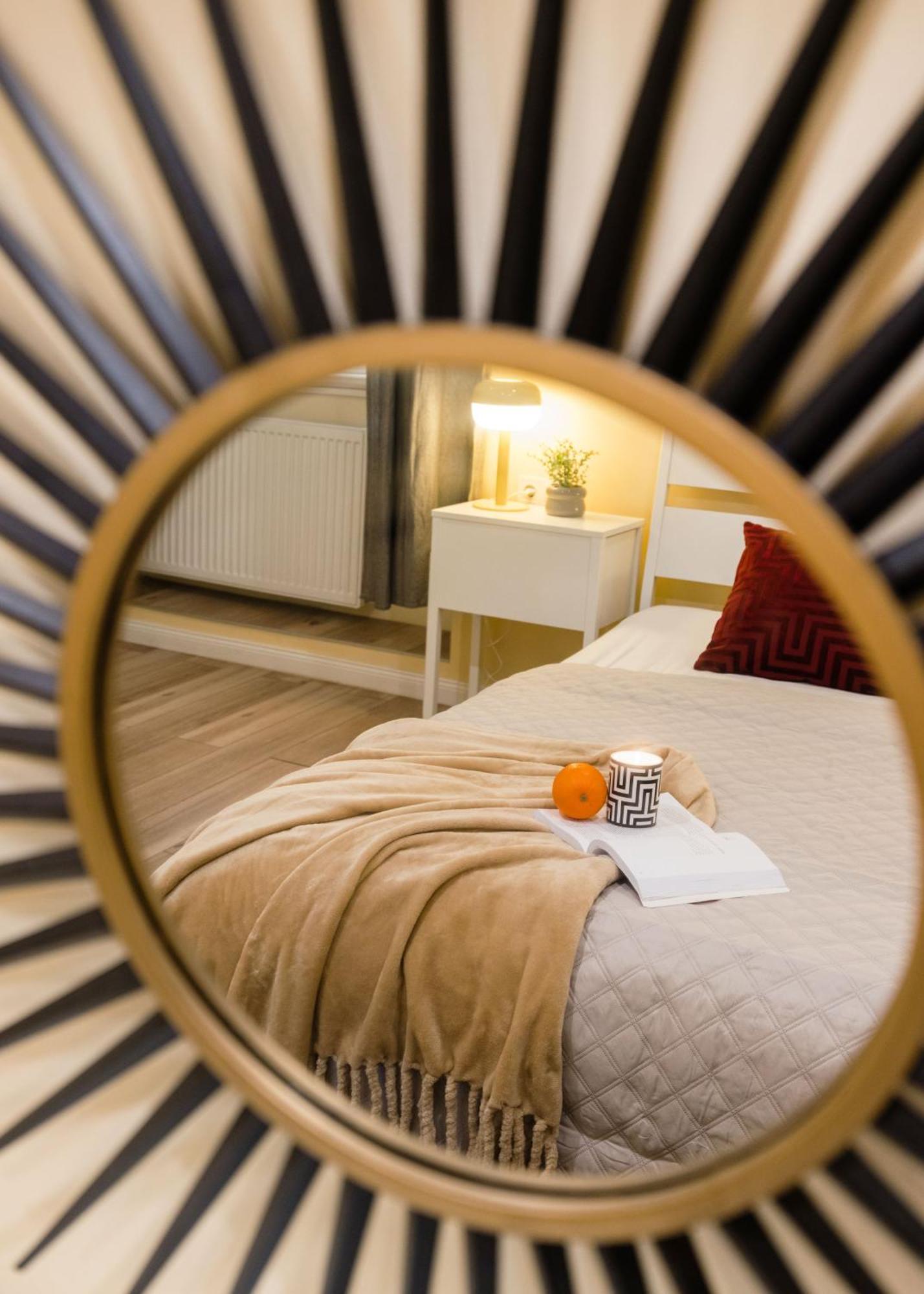Experience City Nightlife From A Sleek Lavish Pad Lejlighed Budapest Eksteriør billede