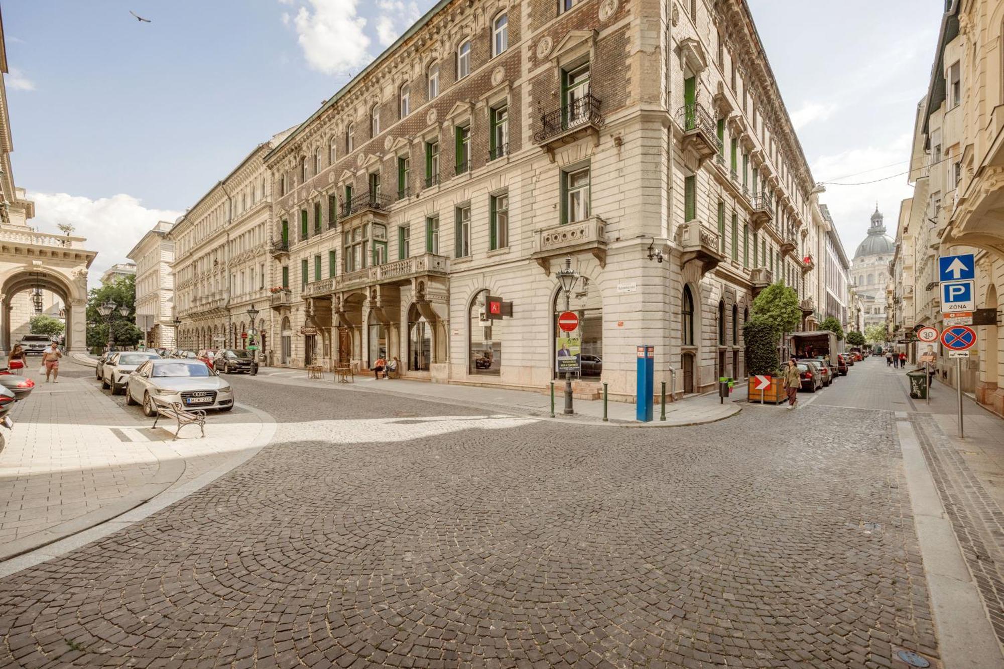 Experience City Nightlife From A Sleek Lavish Pad Lejlighed Budapest Eksteriør billede